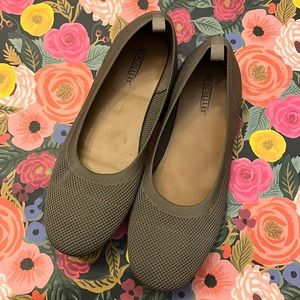 Seychelles Size 10 Taupe Flats